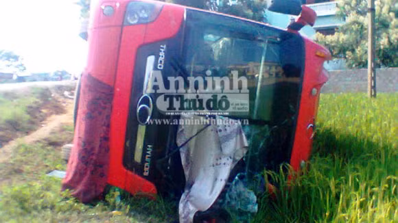 Vượt ẩu xe khách lật xuống ruộng, 20 hành khách thoát chết ảnh 1