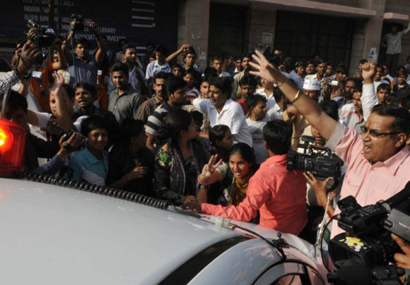 Độc ác nhét nhiều đồ vật vào bộ phận sinh dục bé gái ảnh 2