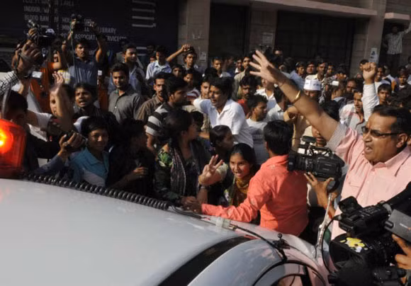 Độc ác nhét nhiều đồ vật vào bộ phận sinh dục bé gái ảnh 2