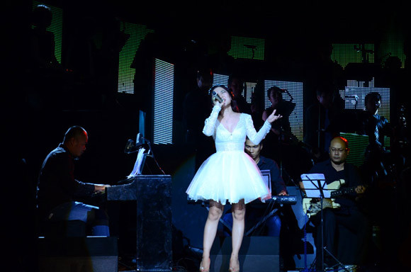 Hương Tràm òa khóc nhận giải Nghệ sĩ mới của năm ảnh 7