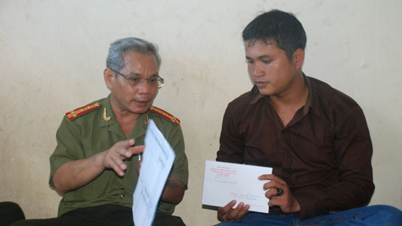 Báo ANTĐ tặng quà cho chủ tàu cá bị Trung Quốc bắn cháy cabin ảnh 1