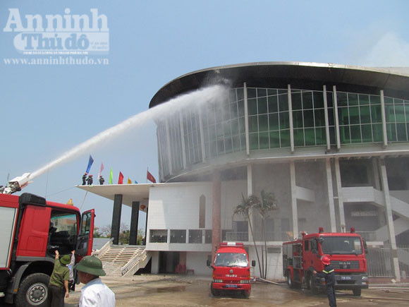 Cháy lớn tại Trung tâm văn hóa tỉnh Quảng Bình ảnh 2