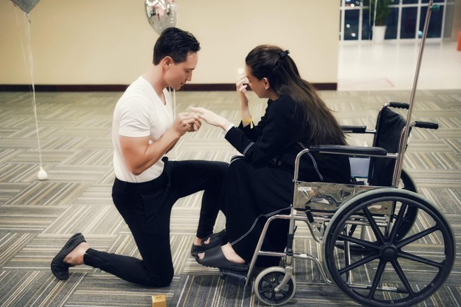 Kim Lý cầu hôn Hồ Ngọc Hà ngay giữa bệnh viện, sau khi cô hạ sinh thành công cặp song sinh thiên thần 1 trai, 1 gái. Kim Lý cầu hôn Hồ Ngọc Hà ngay giữa bệnh viện, sau khi cô hạ sinh thành công cặp song sinh thiên thần 1 trai, 1 gái.