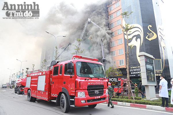 Cháy dữ dội 3 căn nhà 7 tầng tại phố Trần Thái Tông ảnh 7