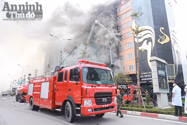 Cháy dữ dội 3 căn nhà 7 tầng tại phố Trần Thái Tông ảnh 7