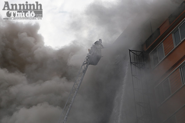 Cháy dữ dội 3 căn nhà 7 tầng tại phố Trần Thái Tông ảnh 8