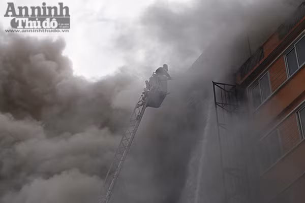 Cháy dữ dội 3 căn nhà 7 tầng tại phố Trần Thái Tông ảnh 8