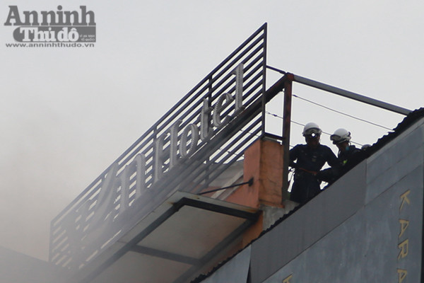 Cháy dữ dội 3 căn nhà 7 tầng tại phố Trần Thái Tông ảnh 2