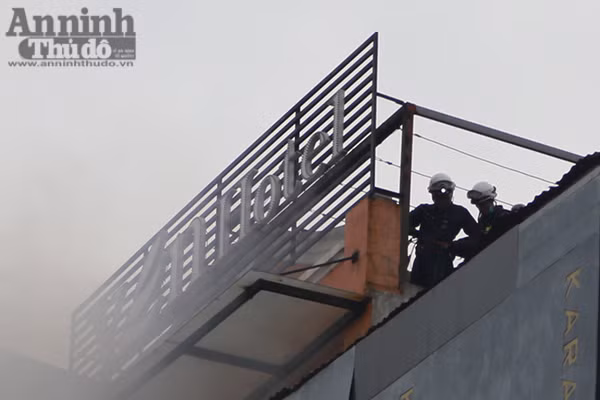 Cháy dữ dội 3 căn nhà 7 tầng tại phố Trần Thái Tông ảnh 2