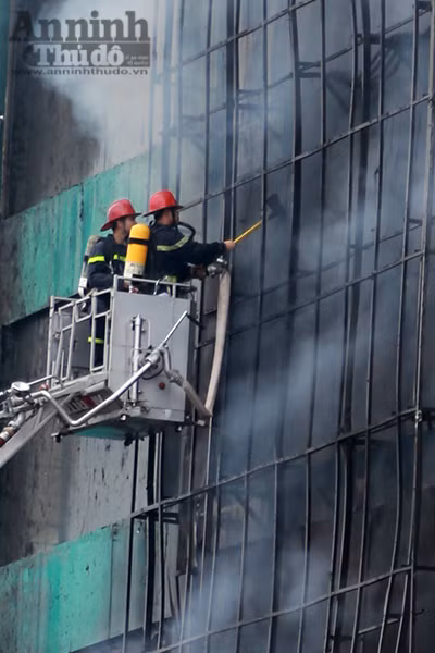 Cháy dữ dội 3 căn nhà 7 tầng tại phố Trần Thái Tông ảnh 3