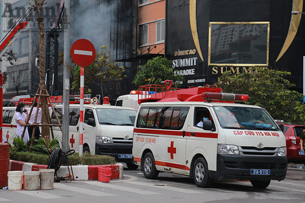 Cháy dữ dội 3 căn nhà 7 tầng tại phố Trần Thái Tông ảnh 5