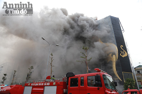 Cháy dữ dội 3 căn nhà 7 tầng tại phố Trần Thái Tông ảnh 6