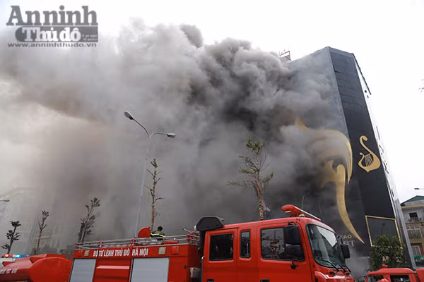 Cháy dữ dội 3 căn nhà 7 tầng tại phố Trần Thái Tông ảnh 6