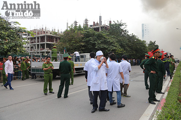 Cháy dữ dội 3 căn nhà 7 tầng tại phố Trần Thái Tông ảnh 9