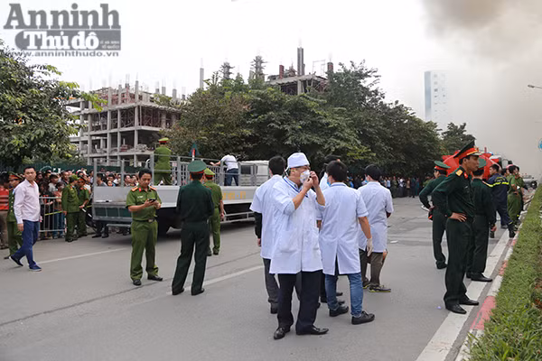 Cháy dữ dội 3 căn nhà 7 tầng tại phố Trần Thái Tông ảnh 9