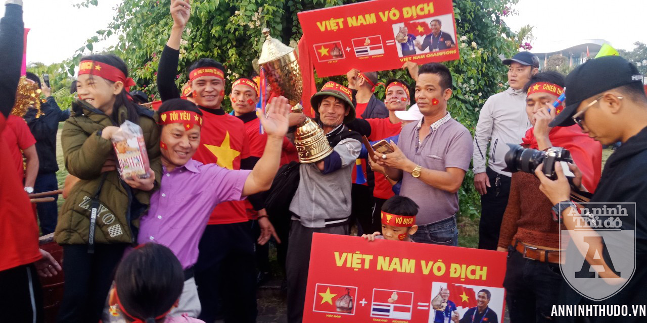 [TRỰC TIẾP] Chào đón những "người hùng" làm nên chiến thắng lịch sử tại SEA Games 30 ảnh 70