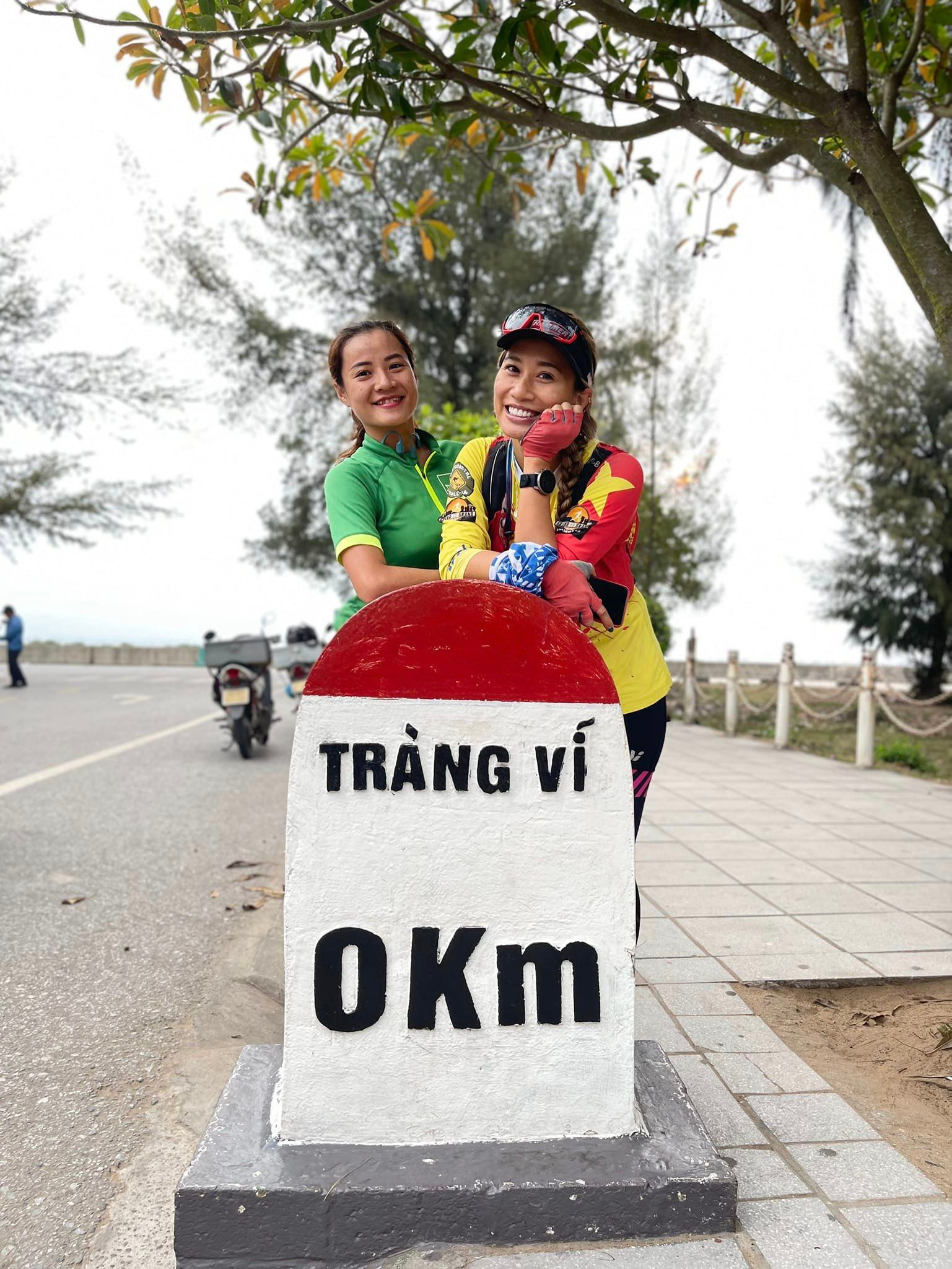 Bên bãi biển Trà Cổ nơi khởi đầu của dải đất hình chữ S thân yêu trên bản đồ Việt Nam Bên bãi biển Trà Cổ nơi khởi đầu của dải đất hình chữ S thân yêu trên bản đồ Việt Nam