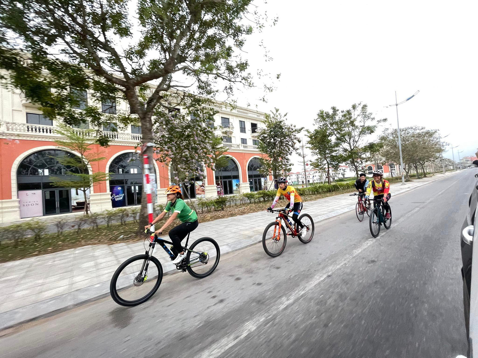 “Cô gái thép” Thanh Vũ đạp xe xuyên Việt từ Trà Cổ đến mũi Cà Mau trên Hành trình 4.7