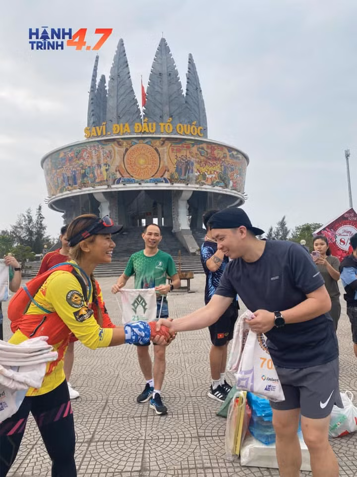 Thanh Vũ trao tặng quà đổi lại rác thải nhựa tại mũi Sa Vĩ - địa đầu của Tổ quốc