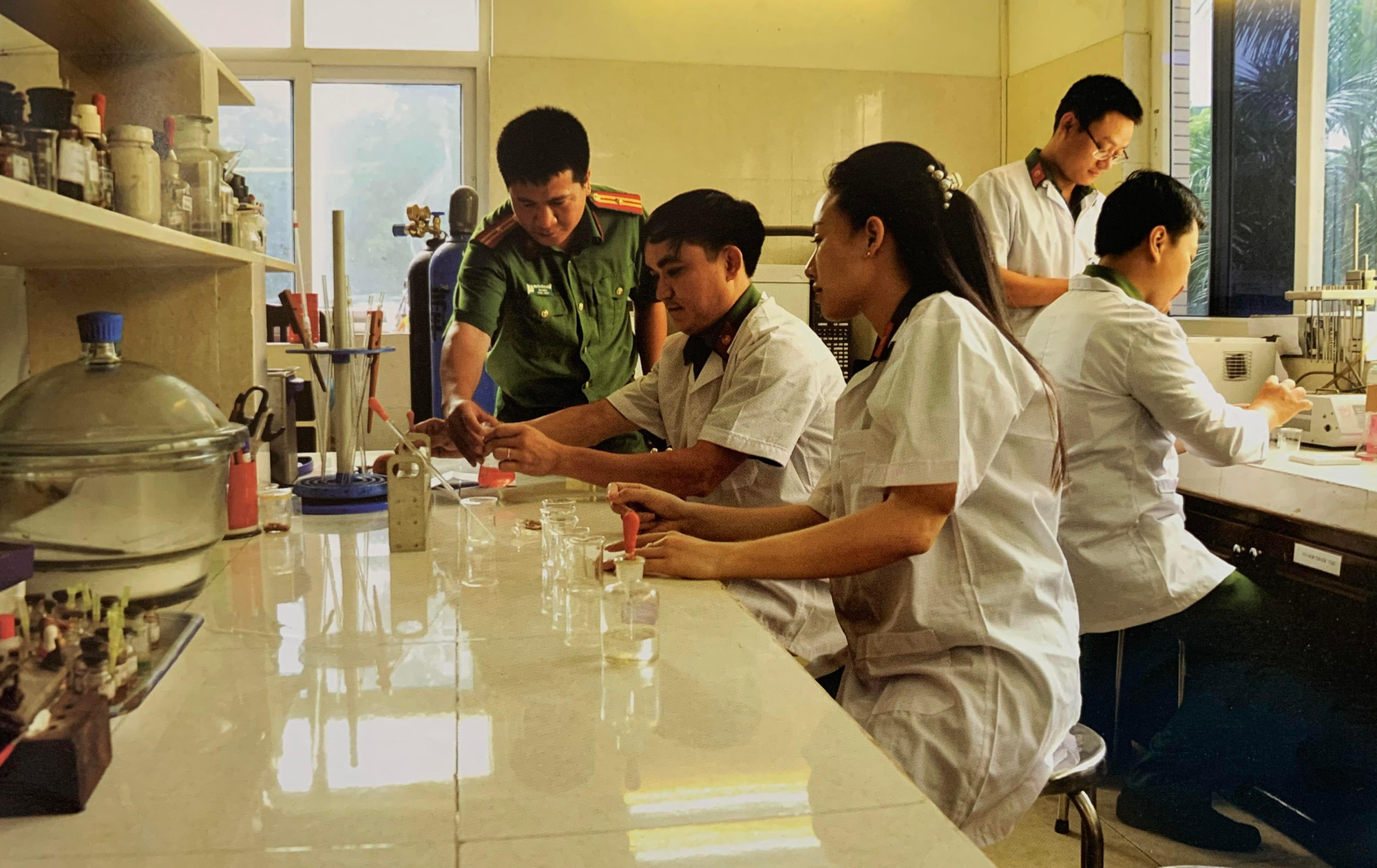 Tập trung xây dựng đội ngũ đủ phẩm chất, trình độ, năng lực, uy tín, ngang tầm nhiệm vụ và cán bộ khoa học, kỹ thuật, chuyên gia giỏi