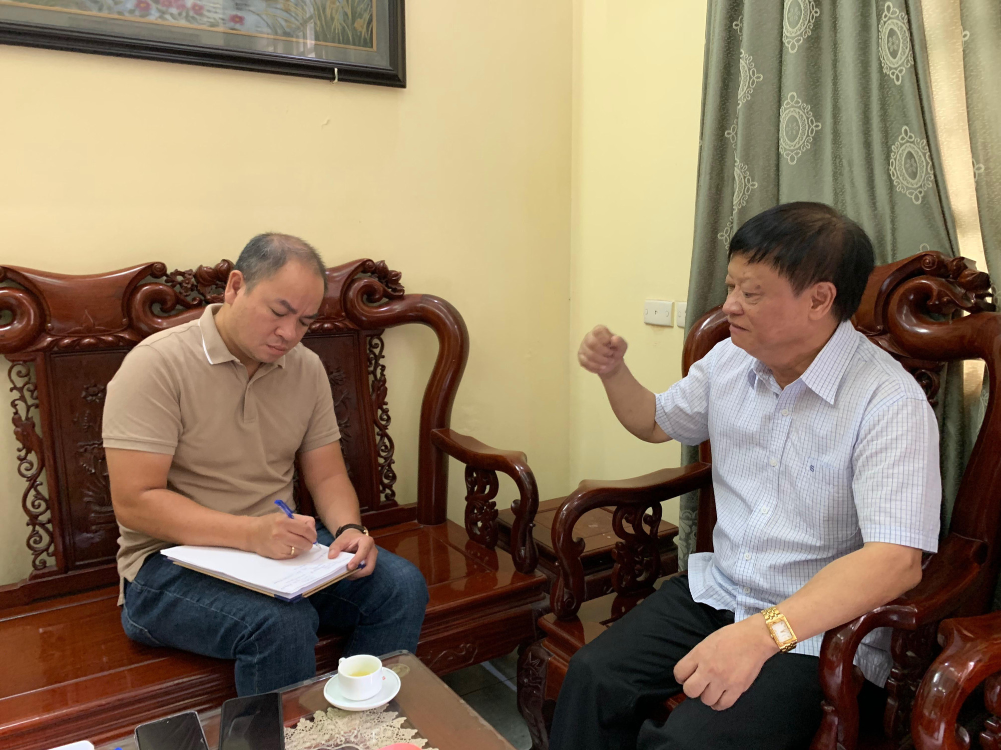 Giáo sư, Tiến sĩ Vũ Văn Hiền - nguyên Phó Chủ tịch Hội đồng Lý luận Trung ương (bên phải) trao đổi với phóng viên An ninh Thủ đô