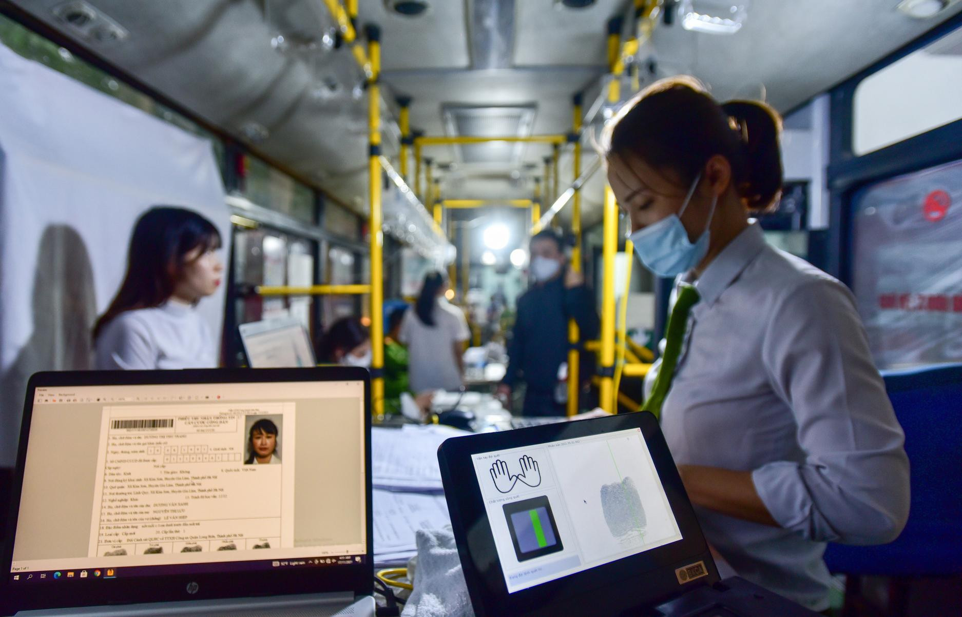 Công an Hà Nội linh hoạt, sáng tạo trong việc dùng xe buýt đi cấp căn cước lưu động cho người dân trong thời gian đại dịch Covid-19 bùng phát (Ảnh: Đinh Tuấn Anh)