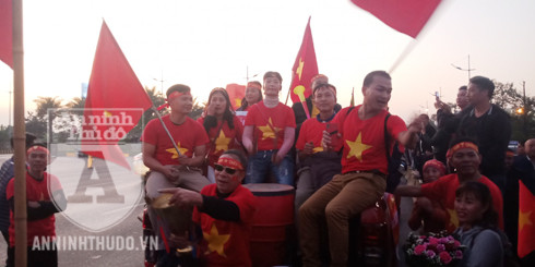 [TRỰC TIẾP] Chào đón những "người hùng" làm nên chiến thắng lịch sử tại SEA Games 30 ảnh 61