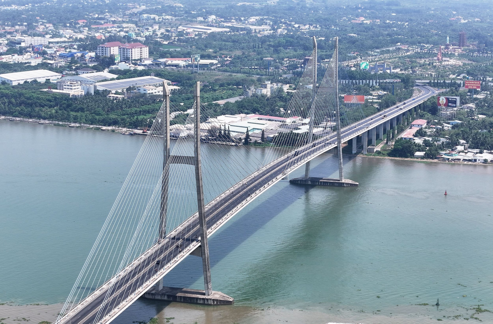 Cầu Mỹ Thuận là công trình lớn đầu tiên, là bước ngoặt lịch sử giúp giao thông Đồng bằng sông Cửu Long chuyển mình mạnh mẽ từ đầu những năm 2000. Ảnh: TTXVN