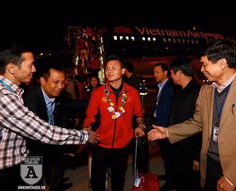 [TRỰC TIẾP] Chào đón những "người hùng" làm nên chiến thắng lịch sử tại SEA Games 30 ảnh 25