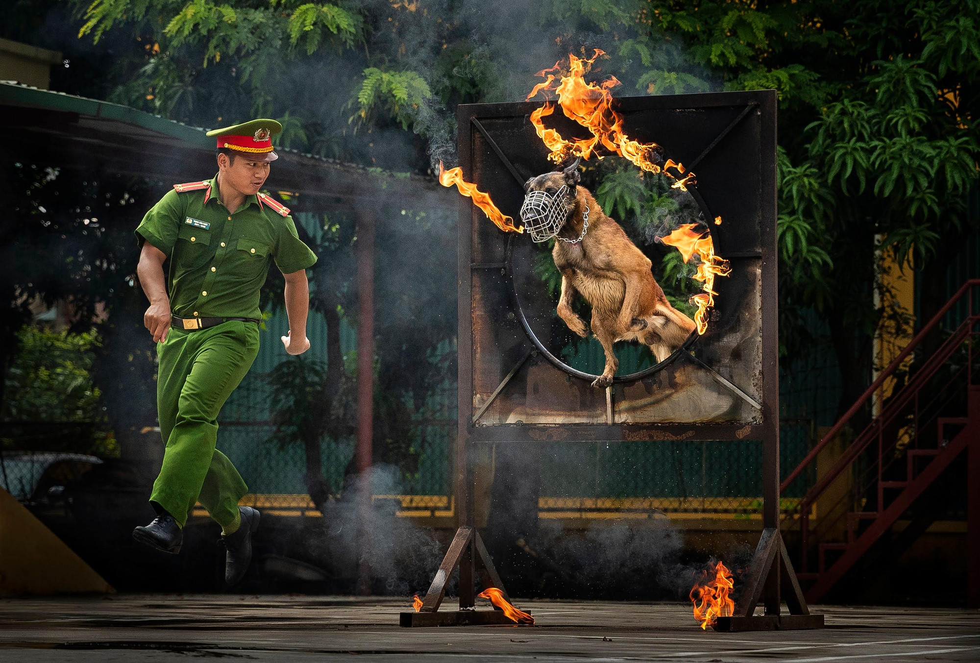 Lực lượng Công an nhân dân nỗ lực phấn đấu không ngừng, vượt qua mọi khó khăn, thử thách, thực hiện và hoàn thành xuất sắc mọi nhiệm vụ mà Đảng, Nhà nước và nhân dân giao phó (Ảnh: Nguyễn Huy Tưởng) Lực lượng Công an nhân dân nỗ lực phấn đấu không ngừng, vượt qua mọi khó khăn, thử thách, thực hiện và hoàn thành xuất sắc mọi nhiệm vụ mà Đảng, Nhà nước và nhân dân giao phó (Ảnh: Nguyễn Huy Tưởng)