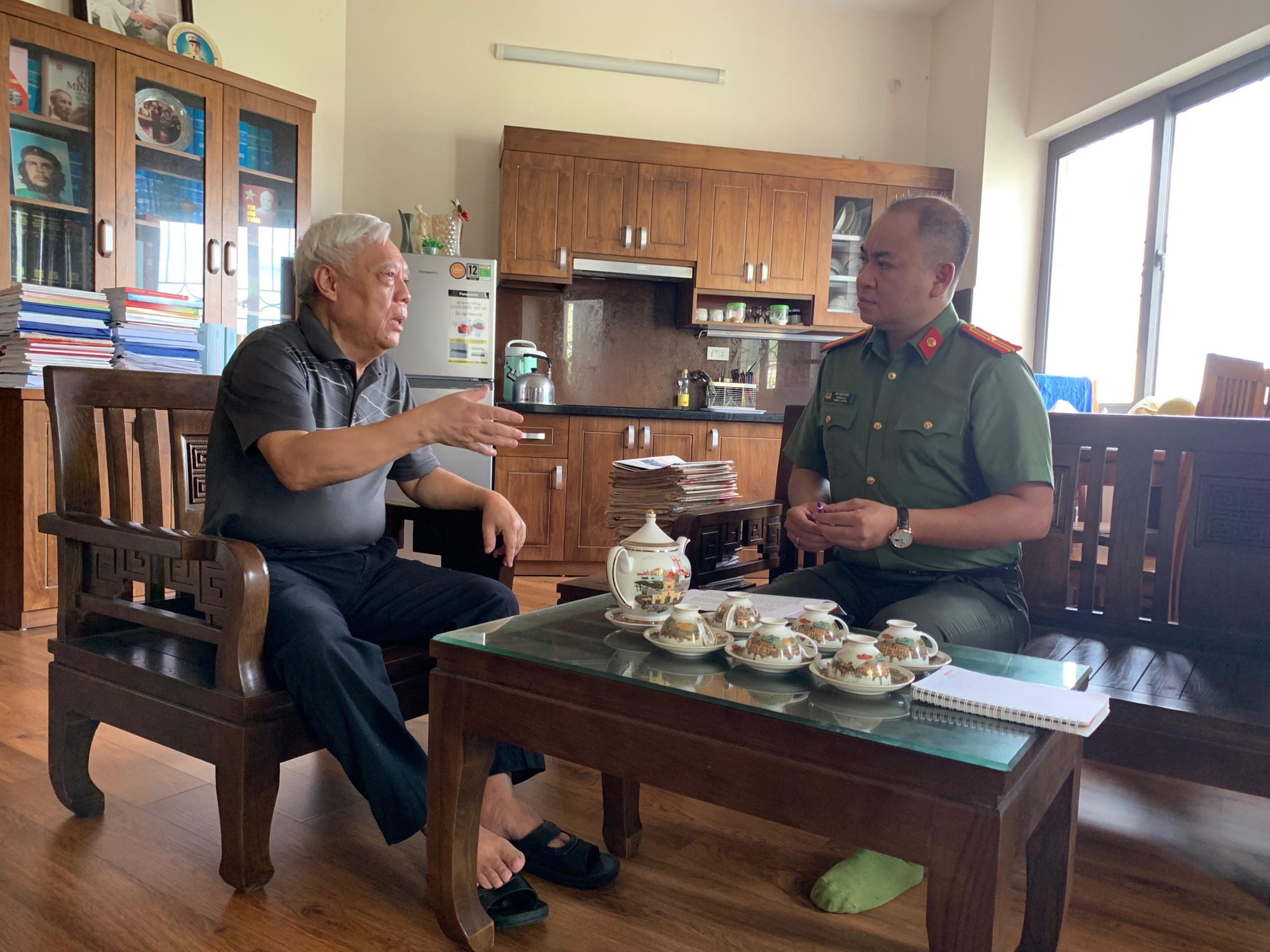 Phó Giáo sư, Tiến sĩ Nguyễn Trọng Phúc - nguyên Viện trưởng Viện Lịch sử Đảng (bên trái) trao đổi với phóng viên An ninh Thủ đô (Ảnh: Nguyễn Tuấn Dũng) Phó Giáo sư, Tiến sĩ Nguyễn Trọng Phúc - nguyên Viện trưởng Viện Lịch sử Đảng (bên trái) trao đổi với phóng viên An ninh Thủ đô (Ảnh: Nguyễn Tuấn Dũng)