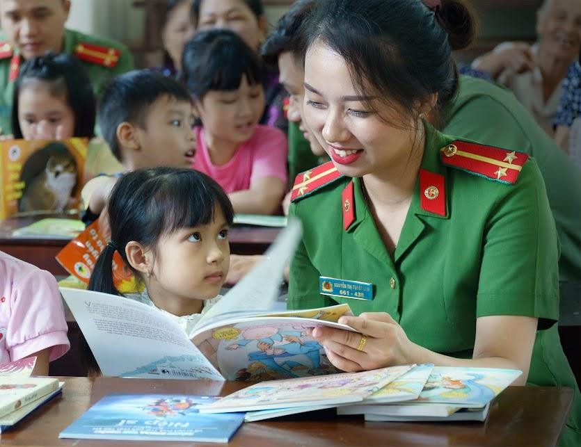 Mối quan hệ quân - dân là một hình mẫu tiêu biểu cho mối quan hệ máu thịt, cá - nước, thủy chung vẹn toàn, trở thành lời thề danh dự của quân nhân cách mạng (Ảnh: Bùi Việt Đức)