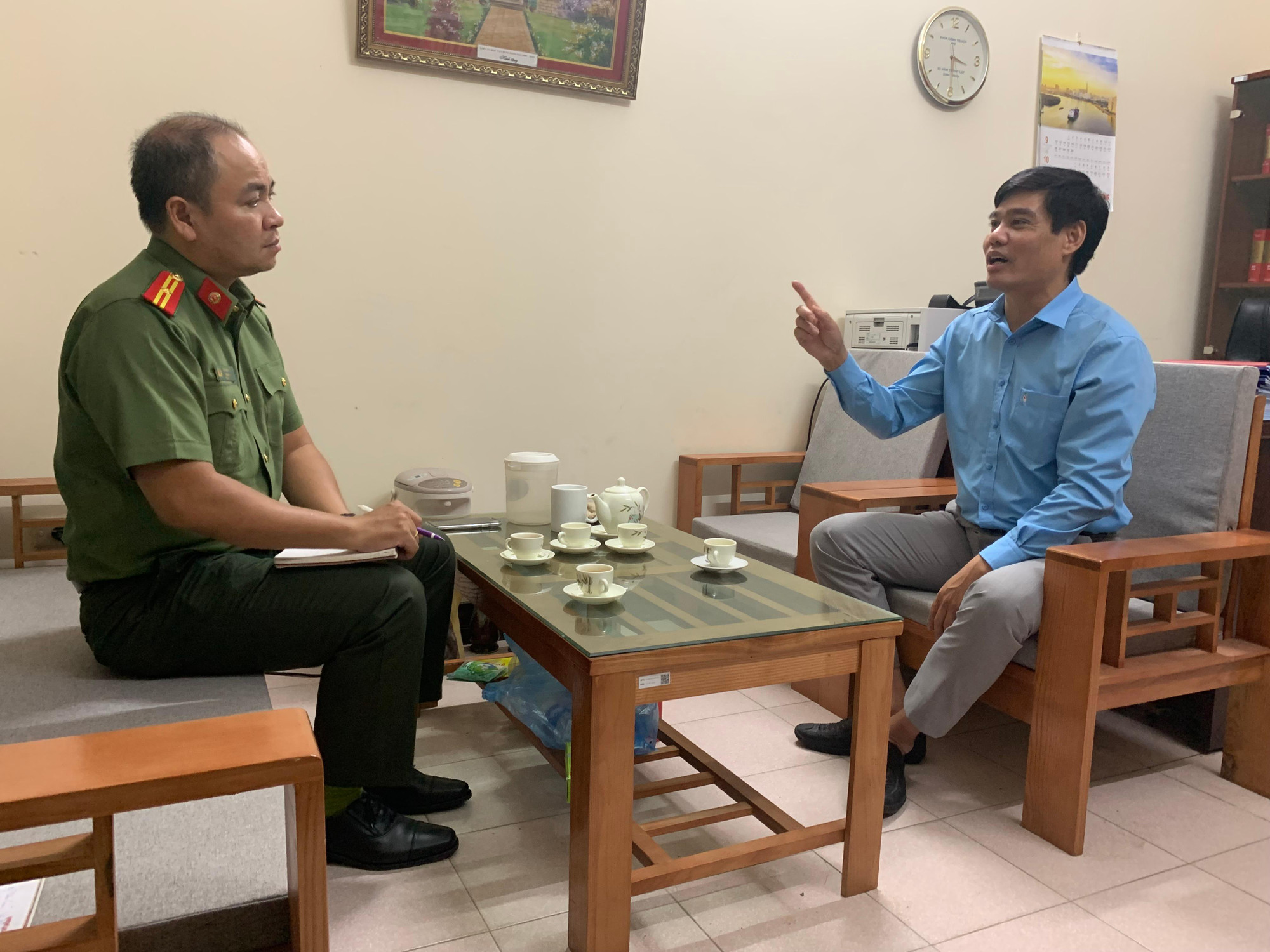 Phó Giáo sư, Tiến sĩ Lê Văn Cường - Phó Viện trưởng Viện Xây dựng Đảng (bên phải) trao đổi với phóng viên An ninh Thủ đô (Ảnh: Nguyễn Tuấn Dũng)