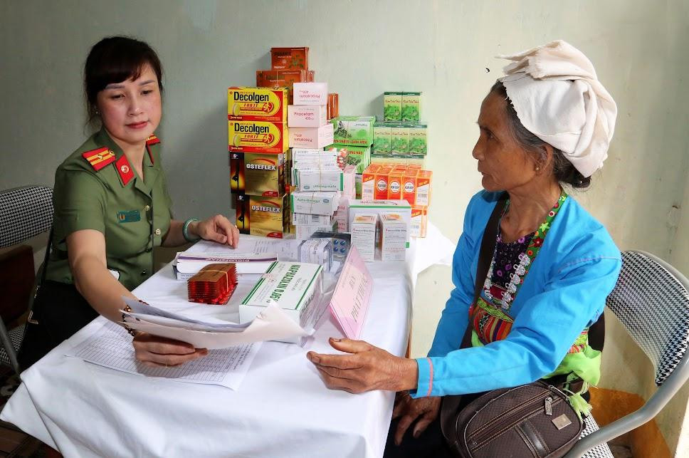 Chủ tịch Hồ Chí Minh yêu cầu cán bộ, đảng viên phải chăm lo đến đời sống vật chất, tinh thần của nhân dân; luôn tôn trọng dân, lắng nghe và học hỏi dân; khơi nguồn sức mạnh trong dân, biết dựa vào dân để giải quyết các công việc cách mạng (Ảnh: Lê Minh Anh)