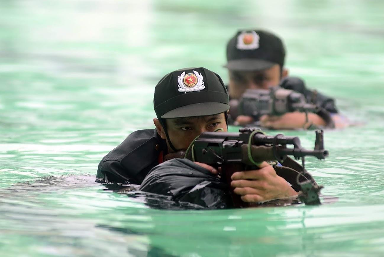 Xây dựng lực lượng Công an nhân dân tinh nhuệ là tập trung xây dựng những binh chủng chiến đấu đặc thù, những lực lượng chiến đấu mũi nhọn đủ khả năng trấn áp tội phạm (Ảnh: Nguyễn Phú Khánh) Xây dựng lực lượng Công an nhân dân tinh nhuệ là tập trung xây dựng những binh chủng chiến đấu đặc thù, những lực lượng chiến đấu mũi nhọn đủ khả năng trấn áp tội phạm (Ảnh: Nguyễn Phú Khánh)