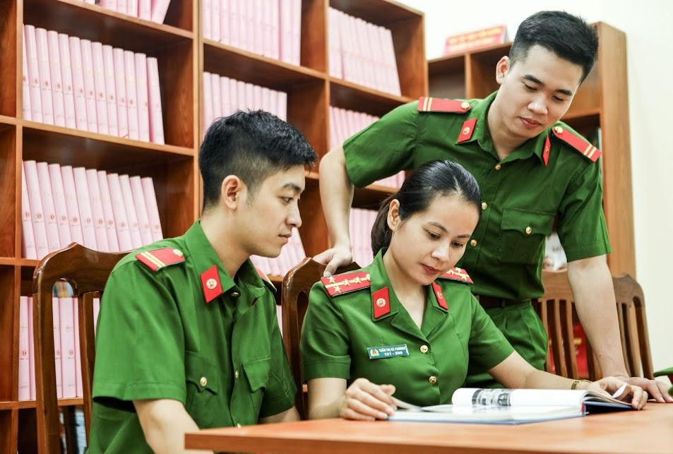 Lực lượng Công an nhân dân khi tuyển dụng cán bộ, chiến sĩ phải đảm bảo hết sức chặt chẽ về tiêu chuẩn chính trị (Ảnh: Đoàn Anh Huy) Lực lượng Công an nhân dân khi tuyển dụng cán bộ, chiến sĩ phải đảm bảo hết sức chặt chẽ về tiêu chuẩn chính trị (Ảnh: Đoàn Anh Huy)