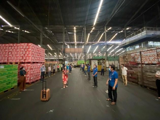 Phó Tổng Giám đốc Trần Uyên Phương hướng dẫn hoạt động “3 tại chỗ” và 5K trong nhà máy THP.