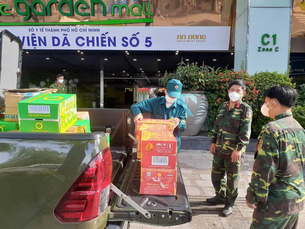 Hàng trăm nghìn sản phẩm Trà Thanh Nhiệt Dr Thanh, Trà Xanh 0 Độ được gửi đến “tiếp sức” tại các bệnh viện dã chiến trong tâm dịch