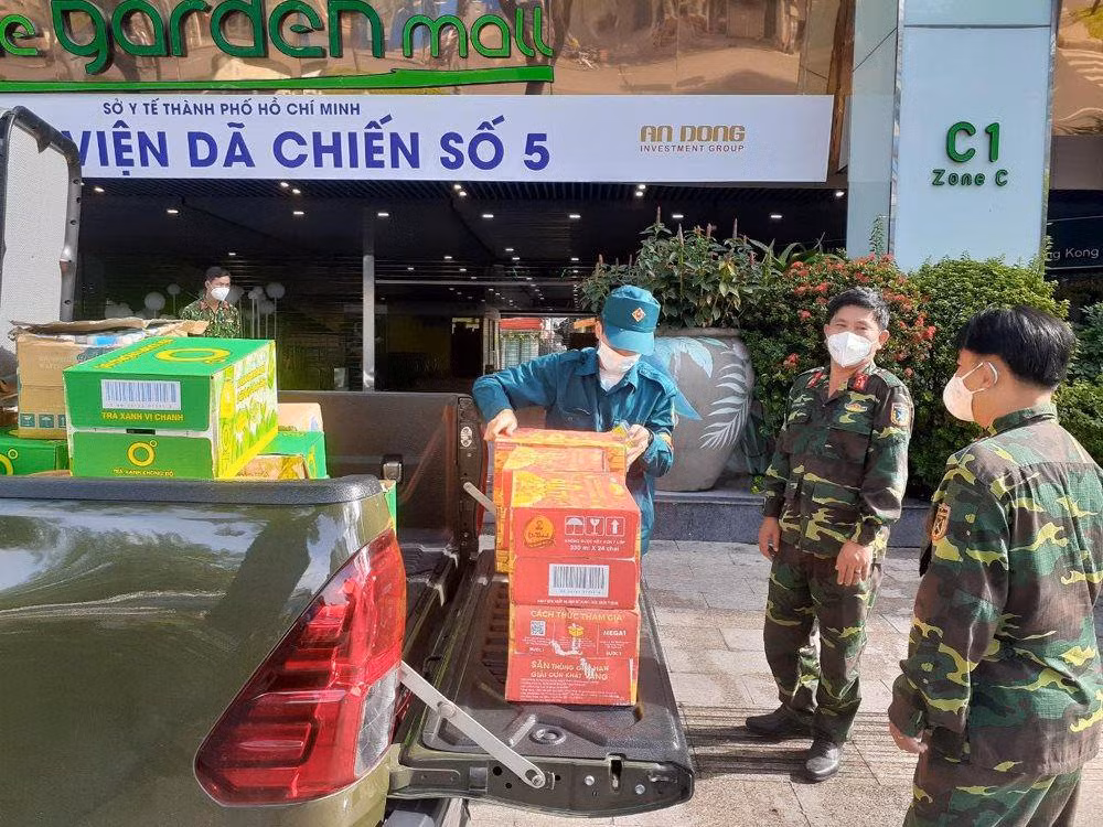 Hàng trăm nghìn sản phẩm Trà Thanh Nhiệt Dr Thanh, Trà Xanh 0 Độ được gửi đến “tiếp sức” tại các bệnh viện dã chiến trong tâm dịch