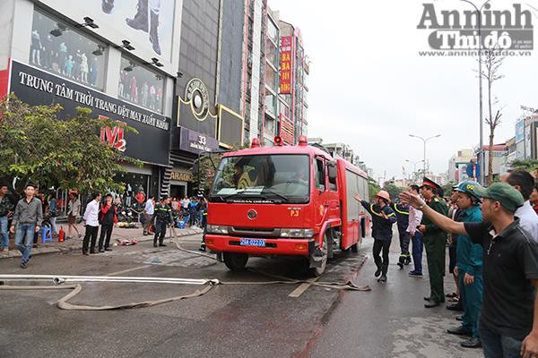 Cháy dữ dội 3 căn nhà 7 tầng tại phố Trần Thái Tông ảnh 13