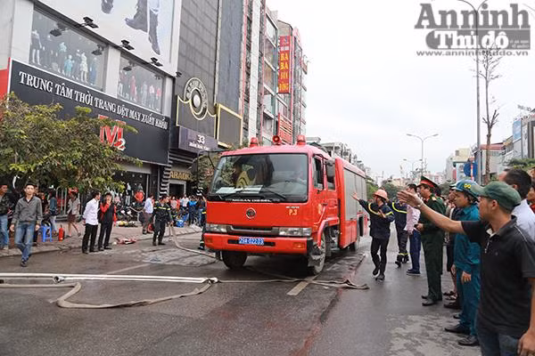 Cháy dữ dội 3 căn nhà 7 tầng tại phố Trần Thái Tông ảnh 13