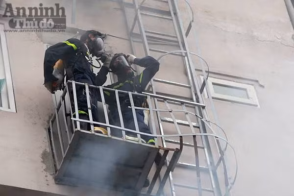 Cháy dữ dội 3 căn nhà 7 tầng tại phố Trần Thái Tông ảnh 15