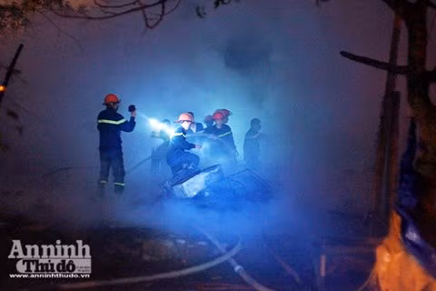 Cháy dữ dội 3 căn nhà 7 tầng tại phố Trần Thái Tông ảnh 10