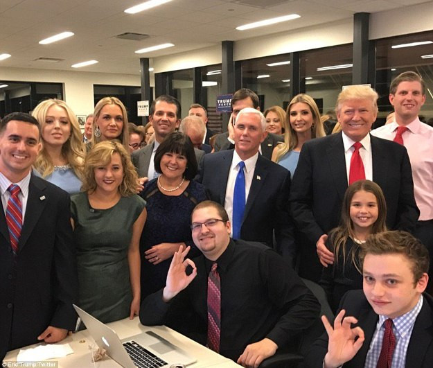 Ông Donald Trump chiến thắng, trở thành Tổng thống thứ 45 của nước Mỹ ảnh 19