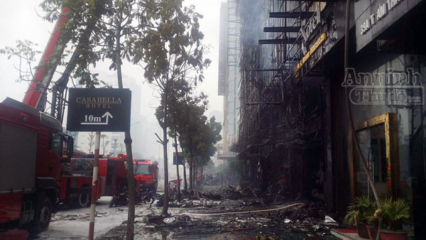 Cháy dữ dội 3 căn nhà 7 tầng tại phố Trần Thái Tông ảnh 1