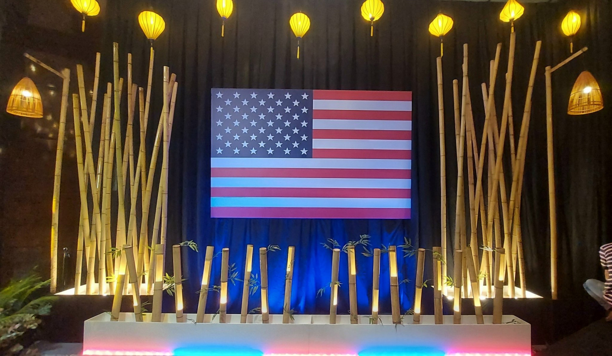 Hình ảnh nét văn hóa riêng biệt của Việt Nam mà cả thế giới có thể thấy trong khuôn hình phòng họp của Tổng thống Mỹ