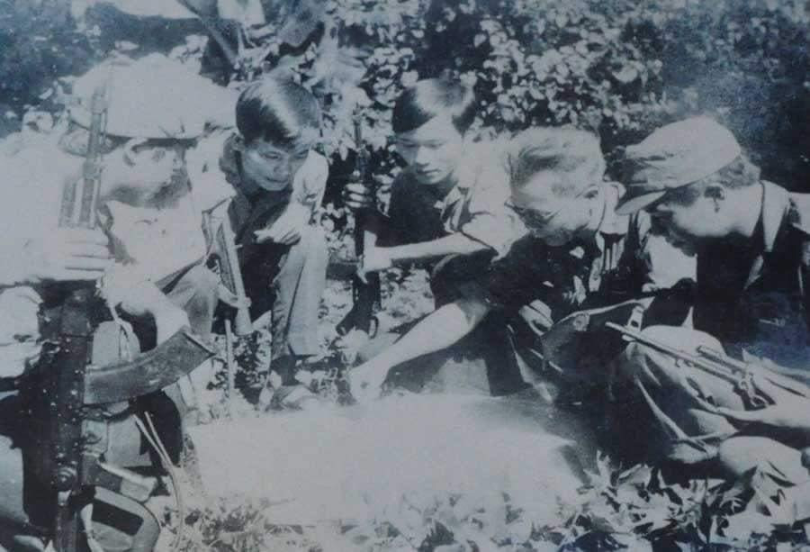 Các trinh sát An ninh Công an tỉnh Gia Lai bàn phương án đấu tranh truy bắt FULRO (ảnh chụp năm 1984). Các trinh sát An ninh Công an tỉnh Gia Lai bàn phương án đấu tranh truy bắt FULRO (ảnh chụp năm 1984).