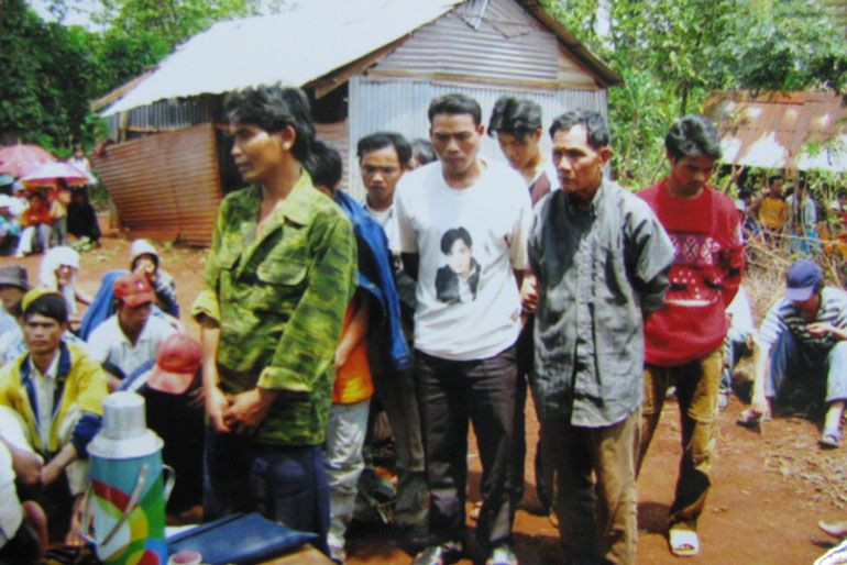 Những người theo Fulro trở về trong sự bao dung của buôn làng. Những người theo Fulro trở về trong sự bao dung của buôn làng.