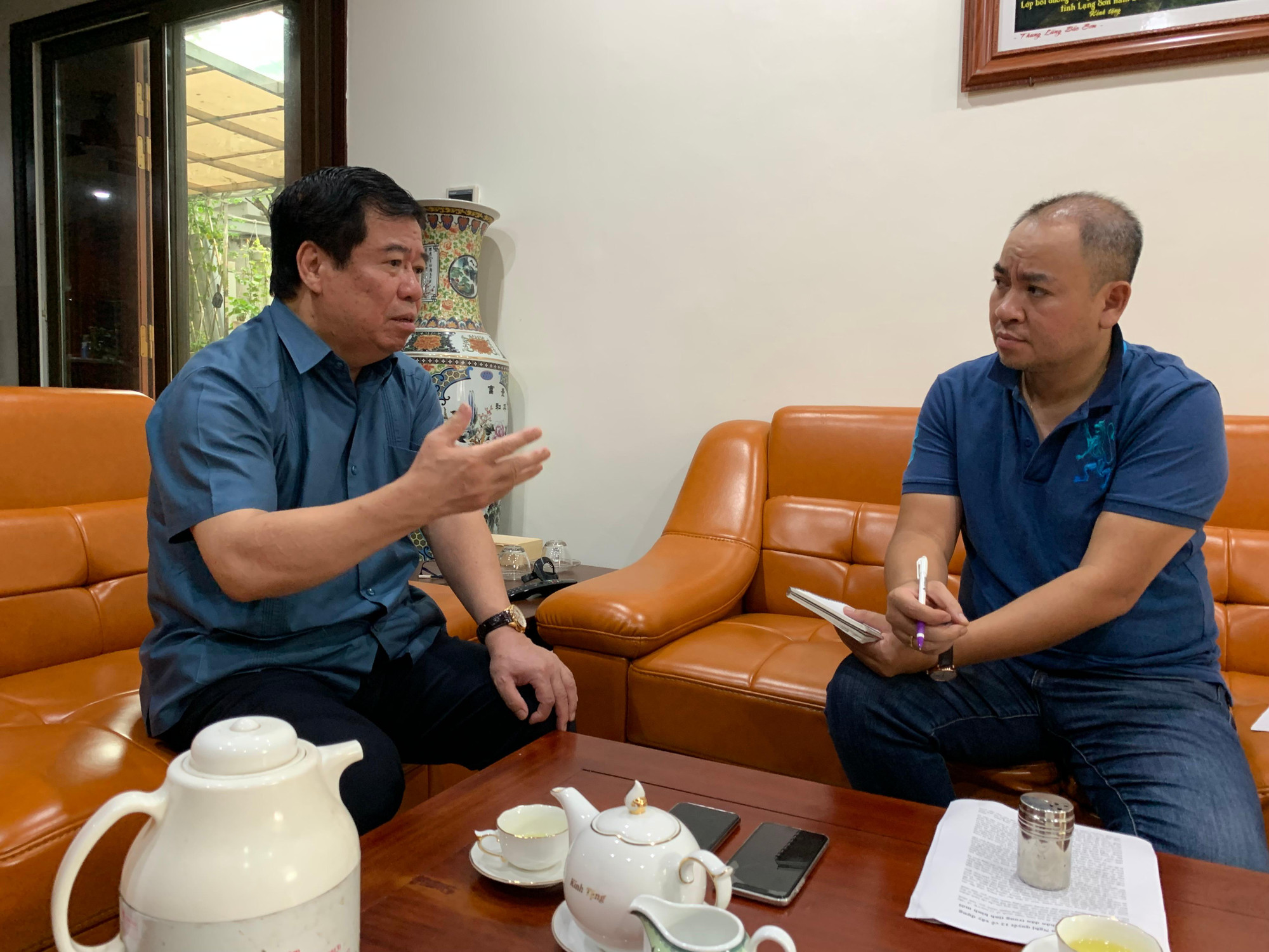 Phó Giáo sư, Tiến sĩ Nguyễn Viết Thảo - nguyên Phó Giám đốc Học viện Chính trị quốc gia Hồ Chí Minh (bên trái) trao đổi với phóng viên An ninh Thủ đô (Ảnh: Tuấn Dũng) Phó Giáo sư, Tiến sĩ Nguyễn Viết Thảo - nguyên Phó Giám đốc Học viện Chính trị quốc gia Hồ Chí Minh (bên trái) trao đổi với phóng viên An ninh Thủ đô (Ảnh: Tuấn Dũng)