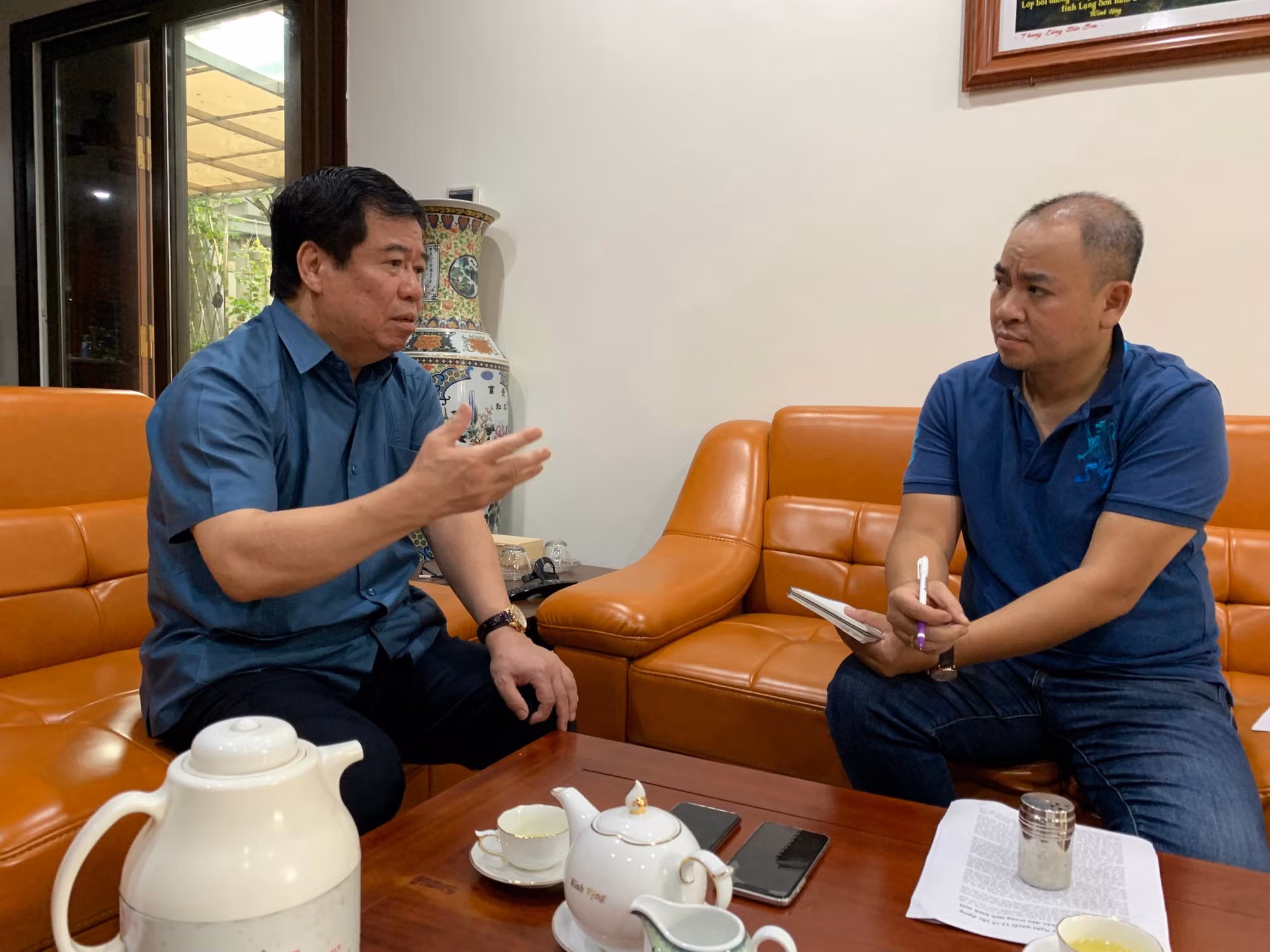 Phó Giáo sư, Tiến sĩ Nguyễn Viết Thảo - nguyên Phó Giám đốc Học viện Chính trị quốc gia Hồ Chí Minh (bên trái) trao đổi với phóng viên An ninh Thủ đô (Ảnh: Tuấn Dũng)